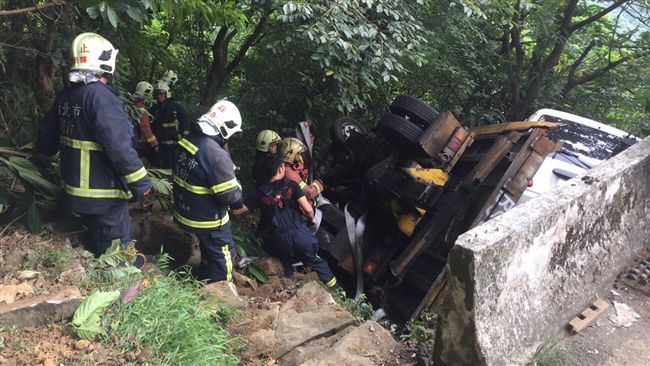 轎車故障請道路救援　途中卻又墜邊坡