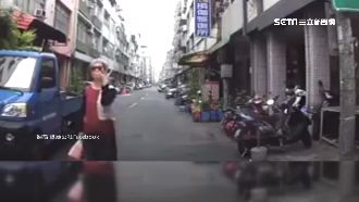 阿嬤比中指手勢　網猜謎：到底幾個字