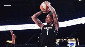 Tamera Young是首位在WNBA穿李寧球鞋的人（圖／取自Wade個人IG）