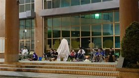 搶便宜暑期課　家長深夜搭帳篷排隊
桃園,中壢婦幼館,暑期課,排隊,搶課
翻攝自臉書粉絲專頁 美英Online