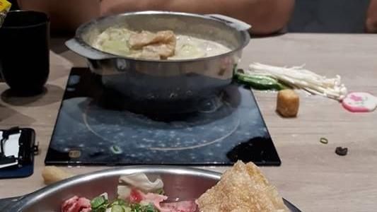 店員少送餐秒補上　奧客把食材噴滿桌