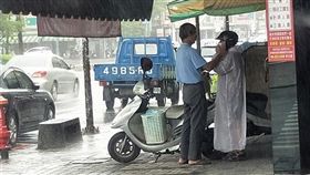 夫妻,雨衣,下雨,歪樓,老伴(圖/翻攝自爆廢公社)