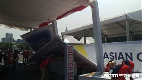 ▲雅加達國際展覽館外亭架被風吹倒塌。（圖／記者蕭保祥攝）