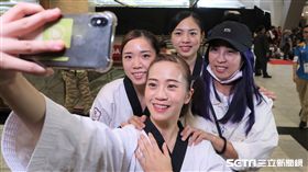 跆拳品勢女團陳湘婷、陳以瑄、林侃諭在銅牌戰後自拍合照留念。（圖／記者王怡翔攝）