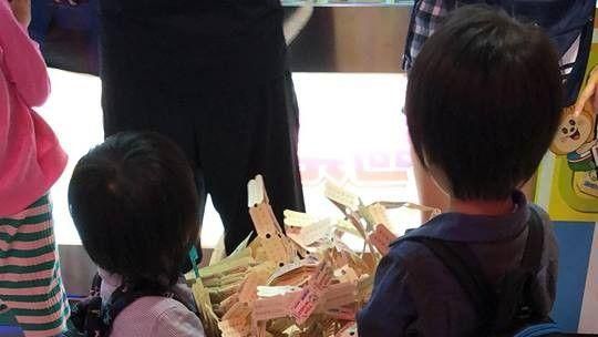 2童抱彩票等換獎　誇張景象全場傻眼