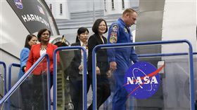 蔡總統參訪NASA（2）總統蔡英文（右3）19日赴美國國家航空暨太空總署（NASA）所屬詹森太空中心（Johnson Space Center），參觀太空站實體模型訓練中心。中央社記者裴禛休士頓攝 107年8月19日