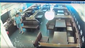 不滿排餐醬汁噴濺　男客摔餐砸店（圖／翻攝自臉書「黑色豪門企業」）