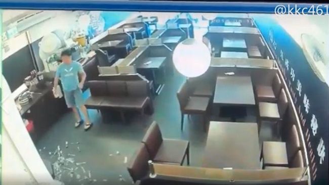 不爽被牛排醬噴到！男朝女員工潑飲料