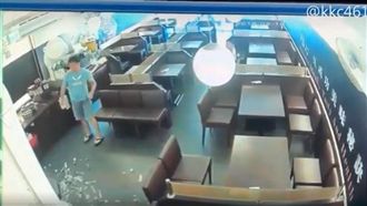 不爽被牛排醬噴到！男朝女員工潑飲料