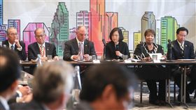 總統主持台美產業論壇總統蔡英文（右3）「同慶之旅」過境休士頓，在當地時間19日中午主持台美產業論壇，路易斯安那州州長愛德華茲（John Bel Edwards）（右4）、德州聯邦眾議員強生（Eddie Bernice Johnson）（右2）出席與會。中央社記者裴禛休士頓攝  107年8月20日