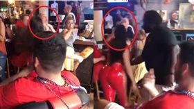 女客人拍了酒保一下屁股，結果反被打爆。（圖／翻攝推特）