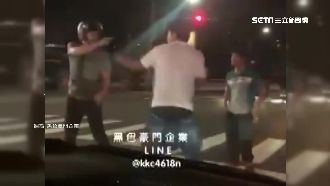行車糾紛起衝突？3人路口上演全武行