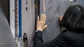 蔡總統參訪NASA 簽名留念總統蔡英文在休士頓當地時間19日參訪美國國家航太總署所屬詹森太空中心，圖為她在太空艙艙門上簽名。（總統府提供）中央社記者葉素萍傳真 107年8月20日