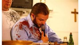 「信上帝百毒不侵！」牧師舉蛇佈道　險跟爸爸一樣被咬死（圖／翻攝自《METRO》）