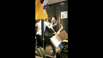 鬼月狂敲門！2男麥當勞上演全武行