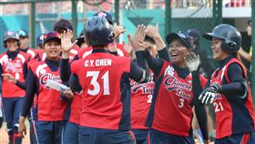 亞運中華女壘陳家宜單場雙轟　與隊友擊掌慶賀亞運中華女壘隊19日對戰南韓，終場以3比2拿勝，中華隊新生代「大砲」陳家宜（前背對者）3局敲出這次賽會中華隊首轟，5局時再敲出個人單場第2轟。圖為陳家宜回本壘得分後，與隊友擊掌慶賀。中央社記者吳翊寧雅加達攝　107年8月19日