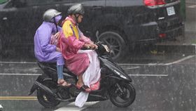 對流旺盛加西南風　午後瞬間大雨西南風及對流旺盛，中央氣象局19日針對19縣市發布大雨特報，新北市午後瞬間大雨，機車騎士在雨中前進。中央社記者徐肇昌攝　107年8月19日