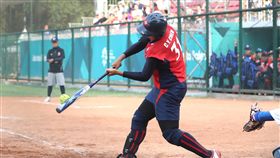 亞運中華女壘抗韓成功　陳家宜單場雙響砲2018雅加達亞運中華女壘隊19日首戰抗韓，中華隊新生代「大砲」陳家宜（前）維持打擊好手感，3局敲出這次賽會中華隊首轟，5局時再敲出個人單場第2轟。中央社記者吳翊寧雅加達攝　107年8月19日