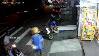 木板送錯地址！女店員搬動遭擊落骨折