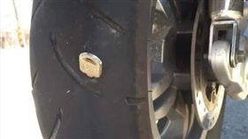 ▲機車輪胎被鑰匙刺破。（圖／翻攝自「北宜公路幹譙版」臉書社團）