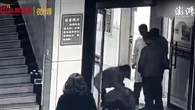 大陸,少年跪求醫師救救他病危的母親（圖／翻攝自《澎湃新聞》）