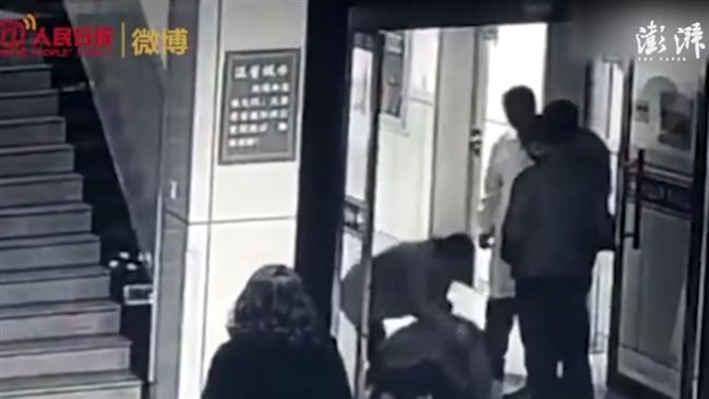 兒跪求救病危母　休假20醫護返院救