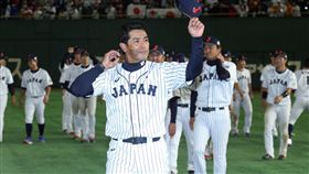 亞冠賽日本奪冠　總教練率隊員致意亞洲職棒冠軍爭霸賽決賽19日由日韓交手，日本成功把冠軍留下。賽後總教練稻葉篤紀（前）率隊到外野向球迷致意。中央社記者張新偉東京攝　106年11月19日