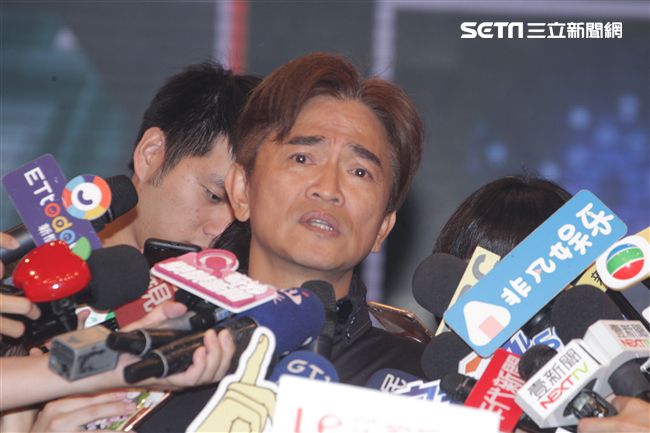 吳宗憲帶著兒子吳睿軒開記者會道歉，譴責吳睿軒愚蠢外還是無奈，要兒子退出影劇圈。（記者邱榮吉/攝影）