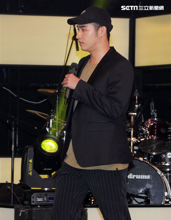 吳宗憲帶著兒子吳睿軒開記者會道歉，譴責吳睿軒愚蠢外還是無奈，要兒子退出影劇圈。（記者邱榮吉/攝影）