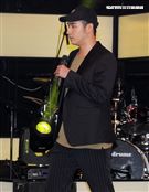 吳宗憲帶著兒子吳睿軒開記者會道歉，譴責吳睿軒愚蠢外還是無奈，要兒子退出影劇圈。（記者邱榮吉/攝影）