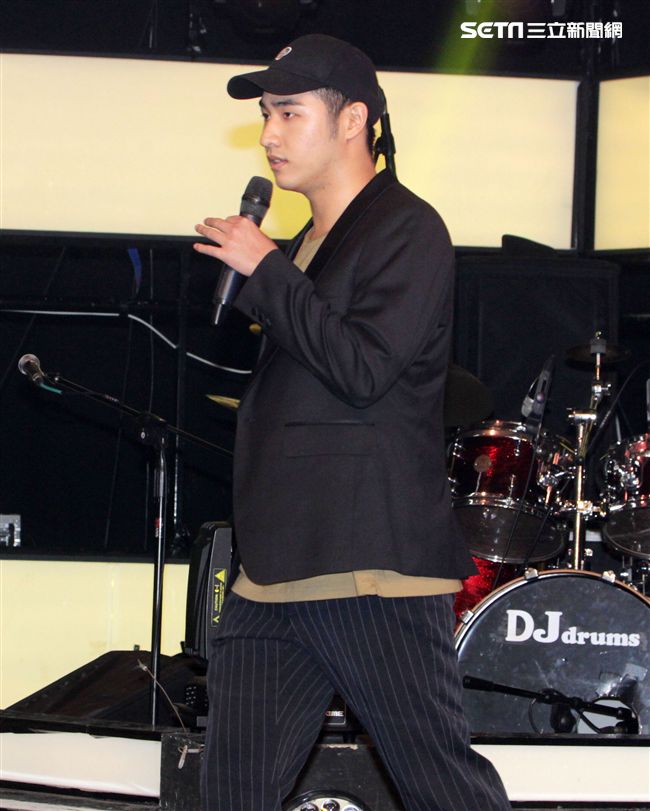 吳宗憲帶著兒子吳睿軒開記者會道歉，譴責吳睿軒愚蠢外還是無奈，要兒子退出影劇圈。（記者邱榮吉/攝影）