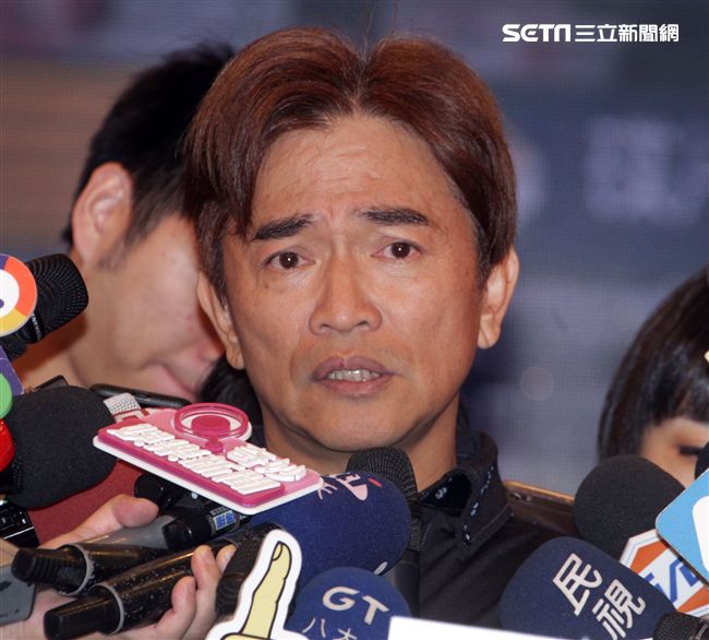 吳宗憲帶著兒子吳睿軒開記者會道歉，譴責吳睿軒愚蠢外還是無奈，要兒子退出影劇圈。（記者邱榮吉/攝影）