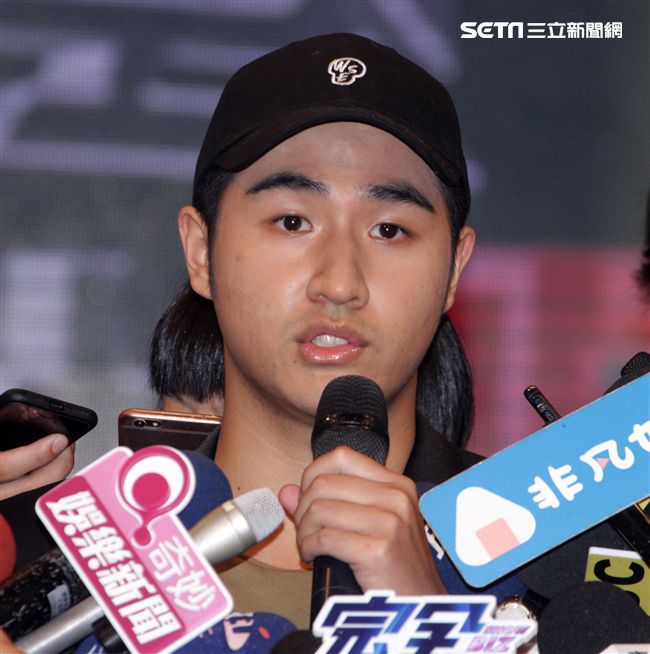 吳宗憲帶著兒子吳睿軒開記者會道歉，譴責吳睿軒愚蠢外還是無奈，要兒子退出影劇圈。（記者邱榮吉/攝影）