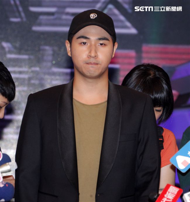 吳宗憲帶著兒子吳睿軒開記者會道歉，譴責吳睿軒愚蠢外還是無奈，要兒子退出影劇圈。（記者邱榮吉/攝影）