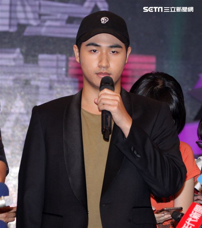 吳宗憲帶著兒子吳睿軒開記者會道歉，譴責吳睿軒愚蠢外還是無奈，要兒子退出影劇圈。（記者邱榮吉/攝影）