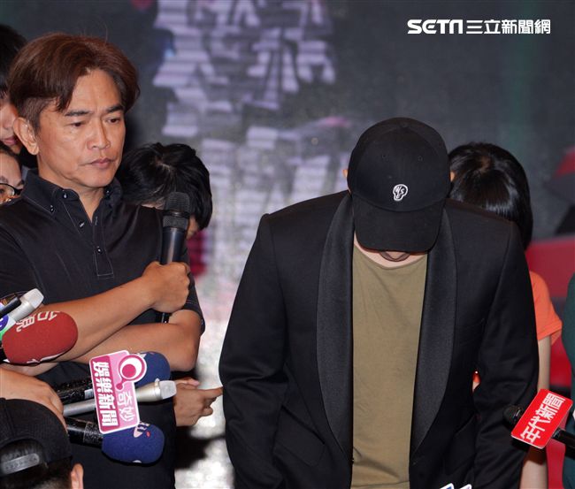 吳宗憲帶著兒子吳睿軒開記者會道歉，譴責吳睿軒愚蠢外還是無奈，要兒子退出影劇圈。（記者邱榮吉/攝影）