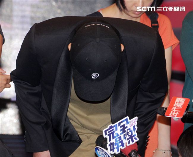 吳宗憲帶著兒子吳睿軒開記者會道歉，譴責吳睿軒愚蠢外還是無奈，要兒子退出影劇圈。（記者邱榮吉/攝影）