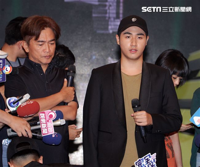吳宗憲帶著兒子吳睿軒開記者會道歉，譴責吳睿軒愚蠢外還是無奈，要兒子退出影劇圈。（記者邱榮吉/攝影）