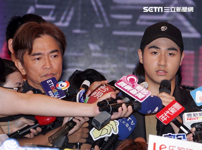 吳宗憲帶著兒子吳睿軒開記者會道歉，譴責吳睿軒愚蠢外還是無奈，要兒子退出影劇圈。（記者邱榮吉/攝影）
