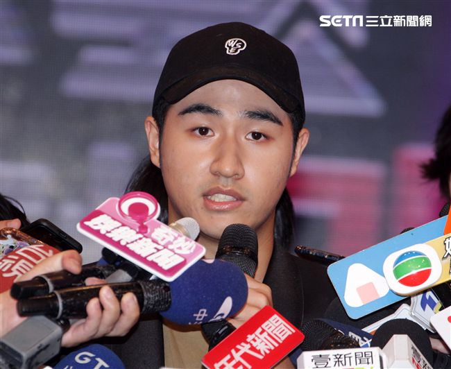 吳宗憲帶著兒子吳睿軒開記者會道歉，譴責吳睿軒愚蠢外還是無奈，要兒子退出影劇圈。（記者邱榮吉/攝影）