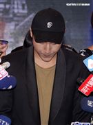 吳宗憲帶著兒子吳睿軒開記者會道歉，譴責吳睿軒愚蠢外還是無奈，要兒子退出影劇圈。（記者邱榮吉/攝影）