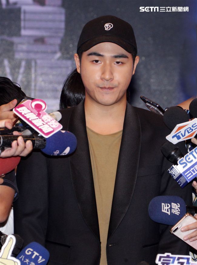 吳宗憲帶著兒子吳睿軒開記者會道歉，譴責吳睿軒愚蠢外還是無奈，要兒子退出影劇圈。（記者邱榮吉/攝影）