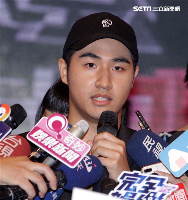 吳宗憲帶著兒子吳睿軒開記者會道歉，譴責吳睿軒愚蠢外還是無奈，要兒子退出影劇圈。（記者邱榮吉/攝影）