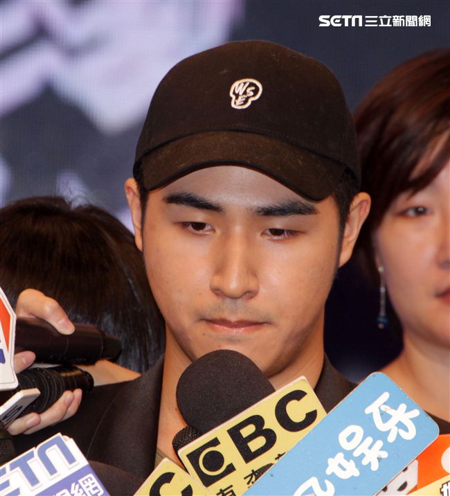 吳宗憲帶著兒子吳睿軒開記者會道歉，譴責吳睿軒愚蠢外還是無奈，要兒子退出影劇圈。（記者邱榮吉/攝影）