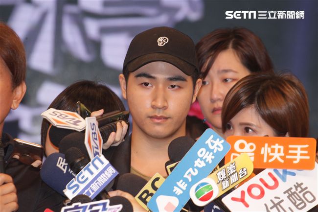 吳宗憲帶著兒子吳睿軒開記者會道歉，譴責吳睿軒愚蠢外還是無奈，要兒子退出影劇圈。（記者邱榮吉/攝影）