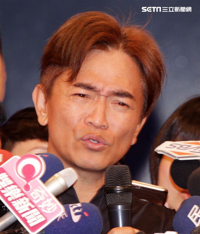 吳宗憲帶著兒子吳睿軒開記者會道歉，譴責吳睿軒愚蠢外還是無奈，要兒子退出影劇圈。（記者邱榮吉/攝影）