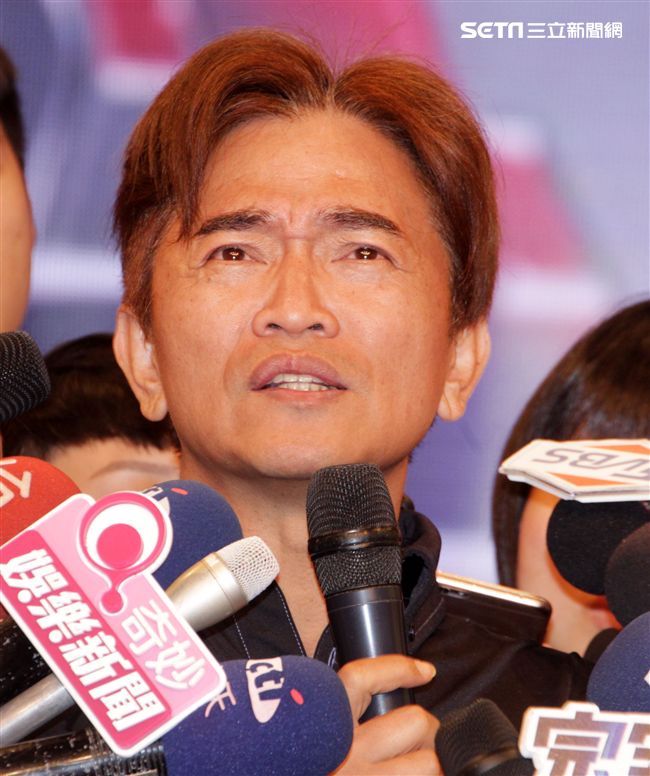 吳宗憲帶著兒子吳睿軒開記者會道歉，譴責吳睿軒愚蠢外還是無奈，要兒子退出影劇圈。（記者邱榮吉/攝影）