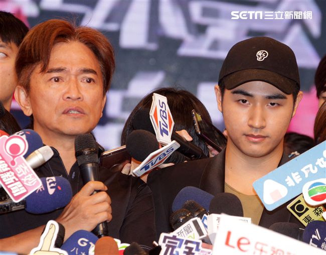 吳宗憲帶著兒子吳睿軒開記者會道歉，譴責吳睿軒愚蠢外還是無奈，要兒子退出影劇圈。（記者邱榮吉/攝影）
