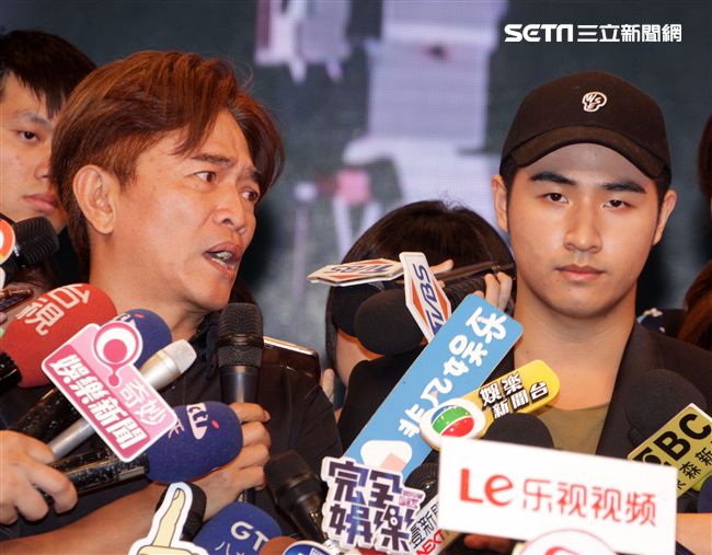 吳宗憲帶著兒子吳睿軒開記者會道歉，譴責吳睿軒愚蠢外還是無奈，要兒子退出影劇圈。（記者邱榮吉/攝影）