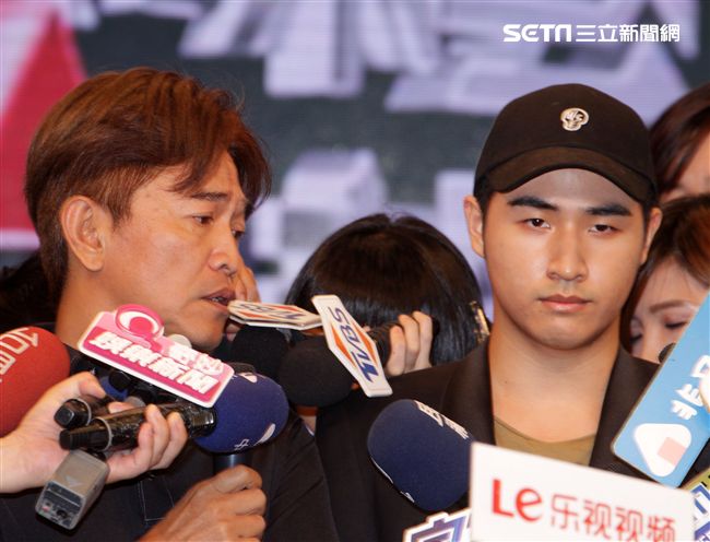 吳宗憲帶著兒子吳睿軒開記者會道歉，譴責吳睿軒愚蠢外還是無奈，要兒子退出影劇圈。（記者邱榮吉/攝影）